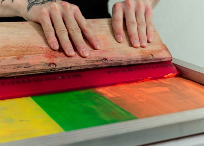 Guia de efeitos especiais em silk screen: foil, glitter, puff e relevo